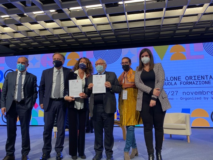 Formazione, assessore Cavo consegna al Ministro Bianchi la ‘Carta di Genova’, documento programmatico per la riforma nazionale Formazione, assessore Cavo consegna al Ministro Bianchi la ‘Carta di Genova’, documento programmatico per la riforma nazionale