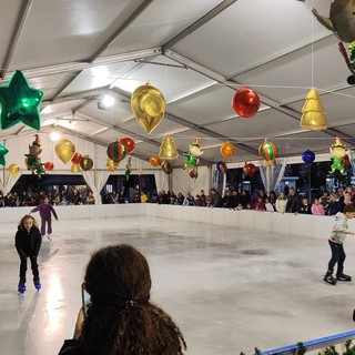 San Fruttuoso: in piazza Martinez da oggi si pattina, inaugurata la nuova pista coperta