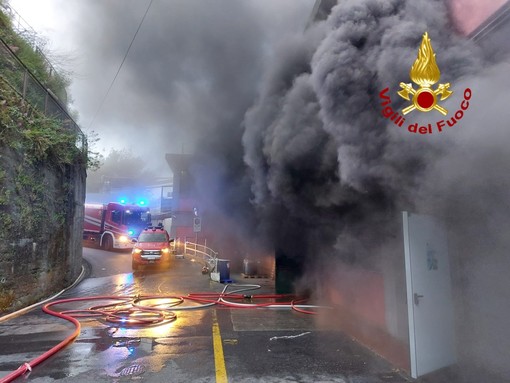 Incendio ad Avegno: in fiamme un capannone di Tossini