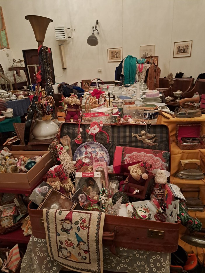 Albaro apre le porte alla solidarietà con il mercatino di Santa Lucia Albaro apre le porte alla solidarietà con il mercatino di Santa Lucia