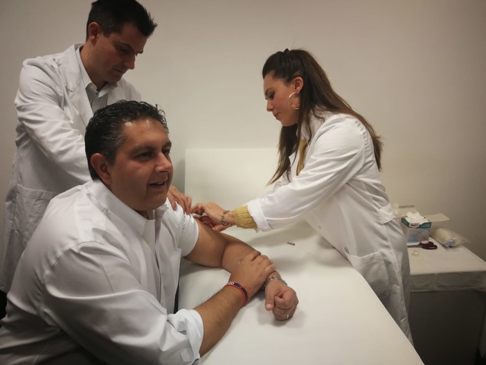 Anche Toti si vaccina contro l'influenza: "Importante per tutti ma soprattutto per chi lavora a contatto con il pubblico" Anche Toti si vaccina contro l'influenza: "Importante per tutti ma soprattutto per chi lavora a contatto con il pubblico"