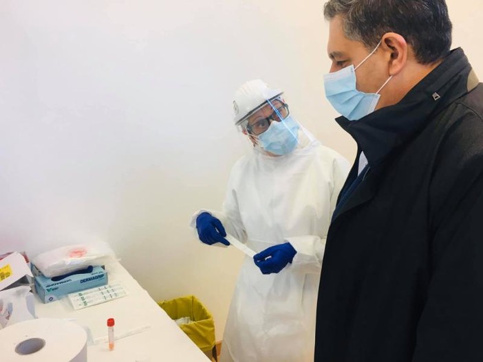 Toti in visita al nuovo punto per tamponi rapidi dell’Asl3 a Villa Bombrini (FOTO) Toti in visita al nuovo punto per tamponi rapidi dell’Asl3 a Villa Bombrini (FOTO)