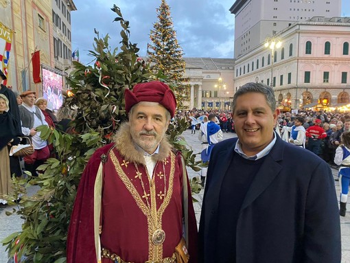 Toti e Bucci in "versione Doge" alla cerimonia del Confeugo in piazza De Ferrari