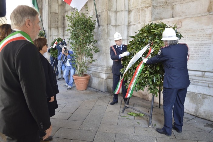 Corone di fiori per il 75° anniversario della Liberazione, ma senza festa di piazza