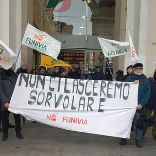 No alla funivia del Lagaccio: cittadini, associazioni, sindacati e partiti ancora in corteo contro il progetto