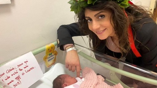 La giornata memorabile di Antonella: partorisce e discute la tesi di laurea nello stesso giorno La giornata memorabile di Antonella: partorisce e discute la tesi di laurea nello stesso giorno