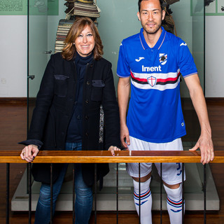 Maya Yoshida, al museo Chiossone le prime foto in maglia blucerchiata