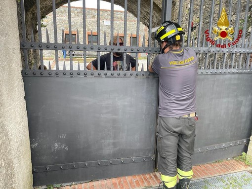 Forte Begato, i vigili del fuoco soccorrono una famiglia rimasta "imprigionata" Forte Begato, i vigili del fuoco soccorrono una famiglia rimasta "imprigionata"