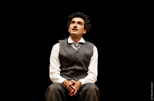 “Oggi sposo”: un monologo ironico sull’amore al Sipario Strappato di Arenzano