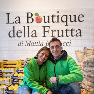Superano l'alluvione, aprono sei punti vendita, festeggiano dieci anni: l'avventura di Mattia e Pamela della Boutique della Frutta