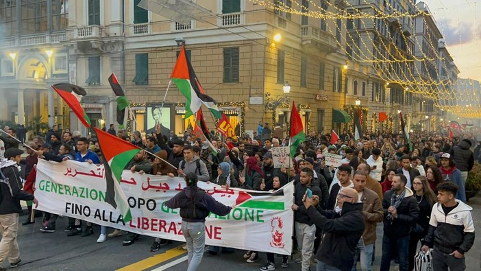 “Palestina libera”, la manifestazione per le vie di Genova: un grido contro l'oppressione e per la pace “Palestina libera”, la manifestazione per le vie di Genova: un grido contro l'oppressione e per la pace