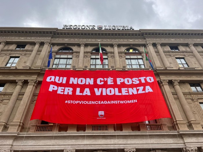 “Qui non c’è posto per la violenza”: lo striscione esposto sulla facciata della Regione in occasione del 25 novembre (FOTO)