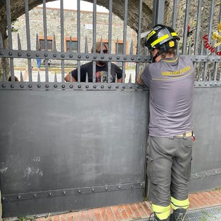 Forte Begato, i vigili del fuoco soccorrono una famiglia rimasta "imprigionata" Forte Begato, i vigili del fuoco soccorrono una famiglia rimasta "imprigionata"
