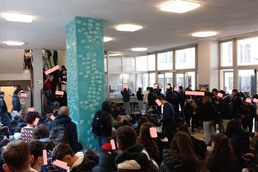 Sampierdarena, gli studenti occupano il liceo scientifico Fermi Sampierdarena, gli studenti occupano il liceo scientifico Fermi