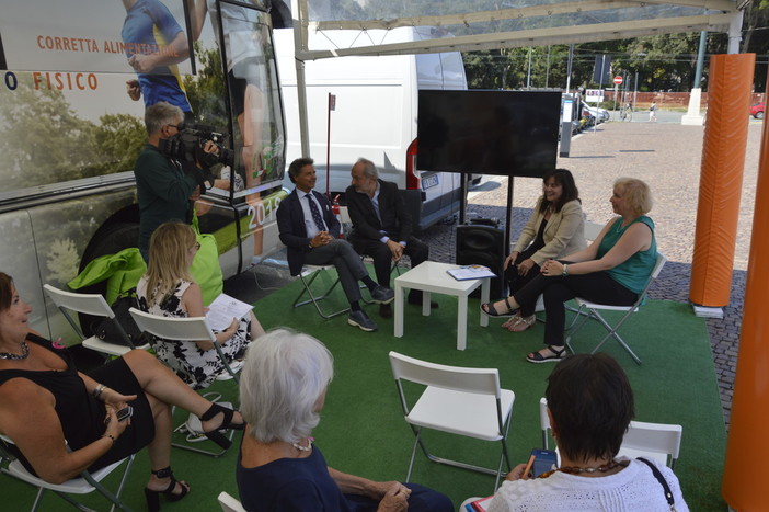 La prevenzione oncologica in piazza della Vittoria con l'iniziativa dell'Aiom La prevenzione oncologica in piazza della Vittoria con l'iniziativa dell'Aiom