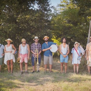 A Genova la World Music dei Feral Cor: “Cantiamo in dialetto per essere internazionali”