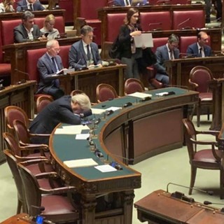 Sgarbi sferzante contro il deputato varazzino Battelli: "Più eloquente il mio sonno della sua parola"