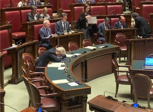 Sgarbi sferzante contro il deputato varazzino Battelli: "Più eloquente il mio sonno della sua parola"