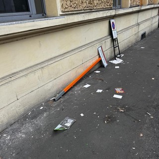 Atto vandalico alla Foce, abbattuto il cartello della fermata provvisoria dello scuolabus