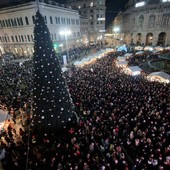 Migliaia in piazza a De Ferrari per la cerimonia di accensione dell'albero di Natale