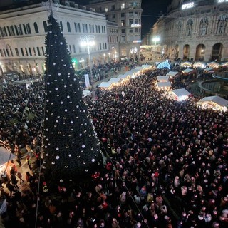 Migliaia in piazza a De Ferrari per la cerimonia di accensione dell'albero di Natale