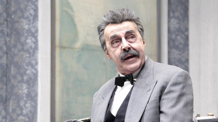 Tullio Solenghi nella commedia goviana "Colpi di timone"