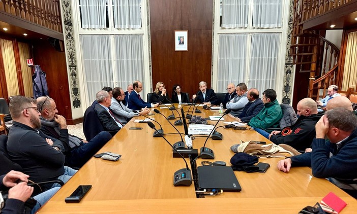 Ex Ilva, terminato l'incontro in Prefettura. Anche Salis e Bucci alla riunione del 28 presso il Ministero