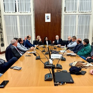 Ex Ilva, terminato l'incontro in Prefettura. Anche Salis e Bucci alla riunione del 28 presso il Ministero Ex Ilva, terminato l'incontro in Prefettura. Anche Salis e Bucci alla riunione del 28 presso il Ministero