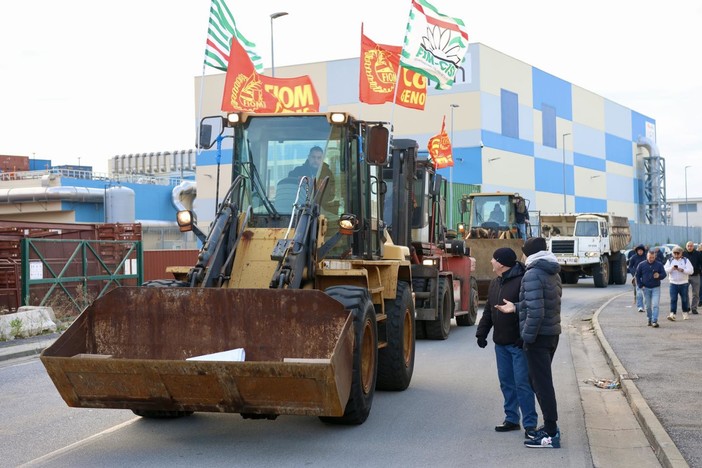 Ex Ilva, la tensione alle stelle: "Il piano è morto, ora se ne occupi Meloni"