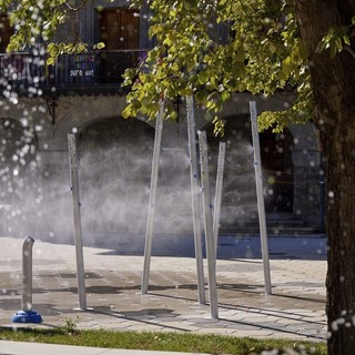 Anche i nebulizzatori urbani sono utili per contrastare il caldo estremo Anche i nebulizzatori urbani sono utili per contrastare il caldo estremo