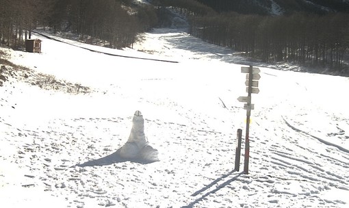 È proprio un pupazzo…del belino. La &quot;scultura&quot; di neve torna al Prato della Cipolla