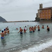 A Sestri Levante pioggia e freddo non fermano i 30 coraggiosi del cimento (Foto e Video)