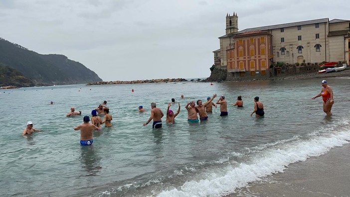 A Sestri Levante pioggia e freddo non fermano i 30 coraggiosi del cimento (Foto e Video)