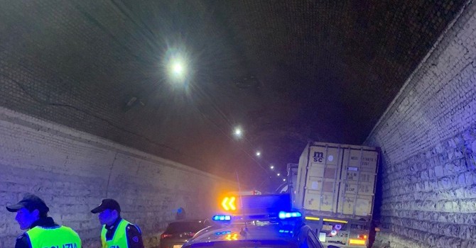 A7, tir perde il controllo in galleria: ferito il conducente