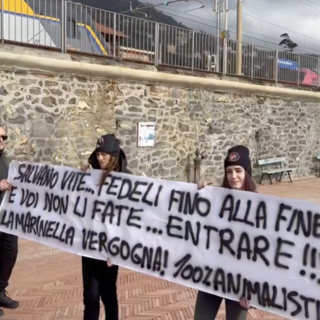 Niente cani alla Marinella di Nervi, il sit in degli animalisti fuori dal locale: “Una vergogna”