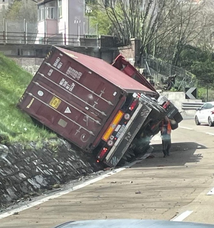 Incidente in A7, camion ribaltato su un fianco