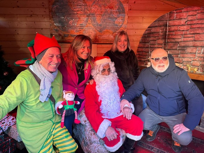 Inaugurato il villaggio di Babbo Natale a Villa Bombrini, magia e tradizione a Cornigliano (Foto)