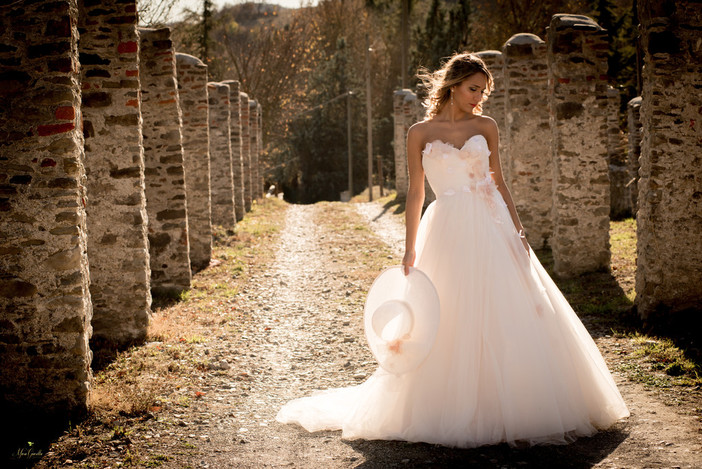Scollature profonde e gonne voluminose: ecco la “sposa del Terzo Millennio” Scollature profonde e gonne voluminose: ecco la “sposa del Terzo Millennio”