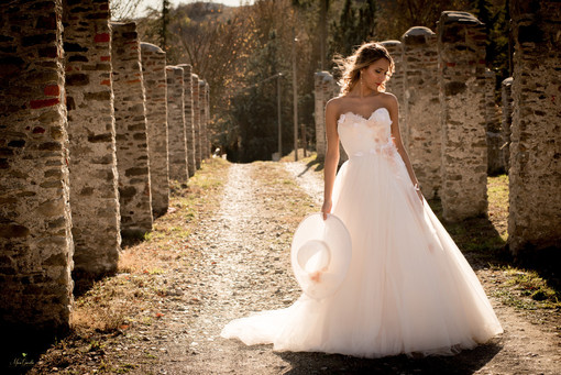 Scollature profonde e gonne voluminose: ecco la “sposa del Terzo Millennio” Scollature profonde e gonne voluminose: ecco la “sposa del Terzo Millennio”