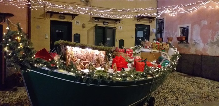 La magia del Natale a Boccadasse, ecco la “barca natalizia”