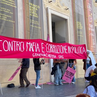 &quot;Toti si deve dimettere&quot;: in centinaia al presidio in piazza De Ferrari (Foto e video)