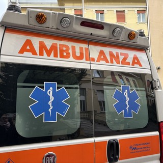 Sampierdarena, grave incidente in via Pacinotti: padre e figlio travolti da uno scooter, feriti anche i due a bordo del mezzo