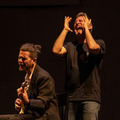 Davide Enia: “Autoritratto è nominare la ferita. È un lavoro necessario, per me e per chi ascolta” Davide Enia: “Autoritratto è nominare la ferita. È un lavoro necessario, per me e per chi ascolta”