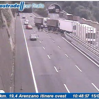 Traffico: sulla A10 si va contromano e con segnaletica scritta a pennarello (FOTO)