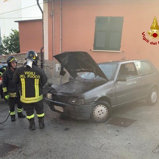 Quinto: auto prende fuoco, intervento dei pompieri