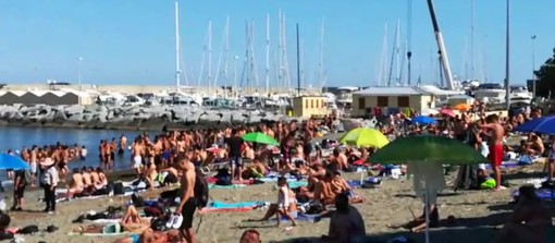 Arenzano, assembramento e "animi caldi" sulla spiaggia (VIDEO) Arenzano, assembramento e "animi caldi" sulla spiaggia (VIDEO)