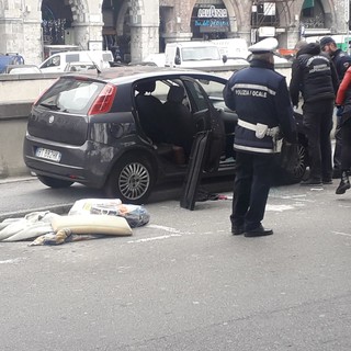 Allarme bomba a Caricamento: Artificieri e Scientifica perquisiscono auto sospetta (VIDEO)