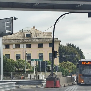 La strada Aurelia nei pressi del casello autostradale di Genova Pra'