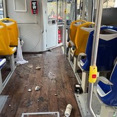 L'autobus della linea 71 distrutto a sassate da un gruppo di sudamericani ubriachi L'autobus della linea 71 distrutto a sassate da un gruppo di sudamericani ubriachi