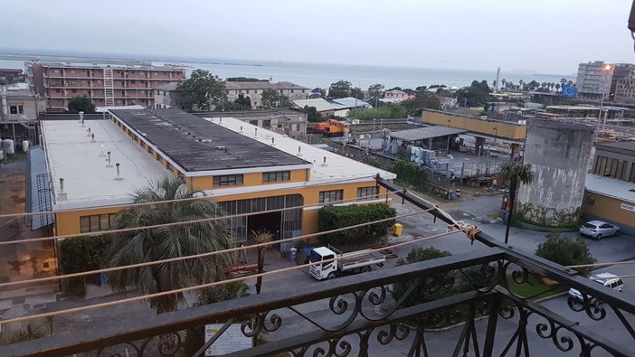 Dalla stampa nazionale forte critica per il petrolchimico a Sampierdarena: “Da modello Genova a rischio Beirut”